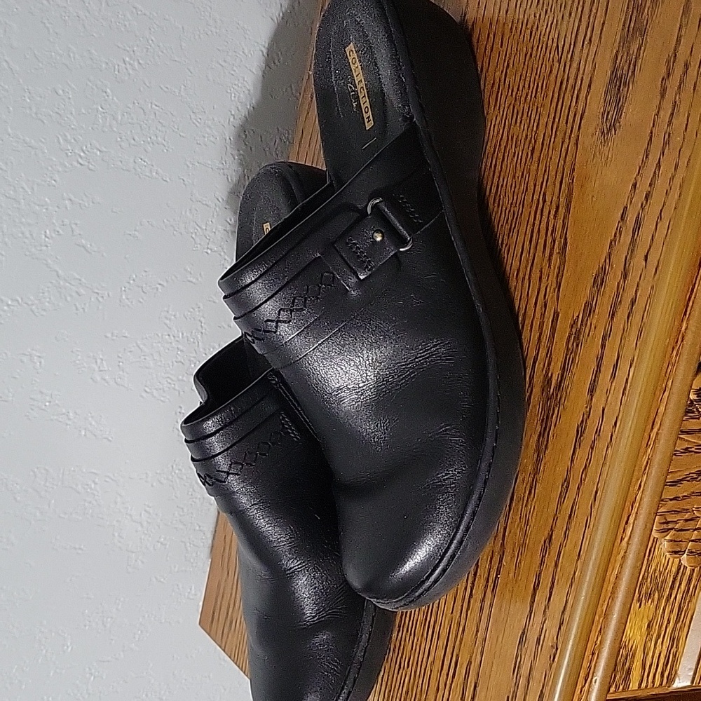 CLARKS WOMEN'S COLLECTION  BLACK LEATHER SLIP-ON  SIZE 12 - Picture 2 of 4